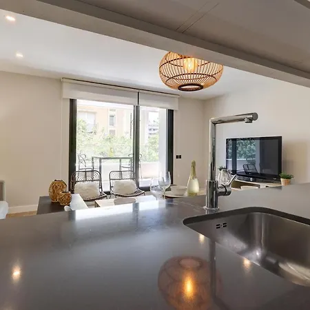 Stylish 2 Bedroom In Old Town דירה *