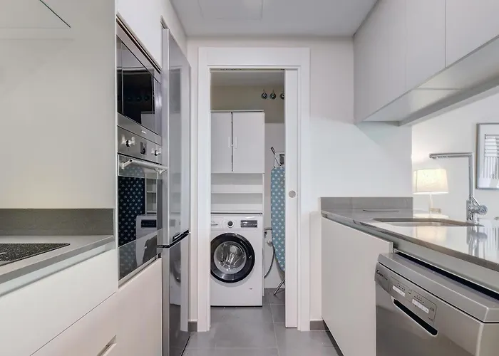 Stylish 2 Bedroom In Old Town אסטפונה