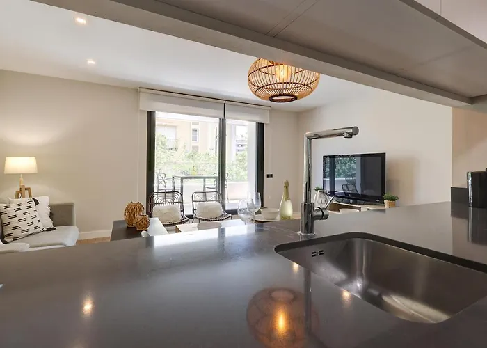 Stylish 2 Bedroom In Old Town דירה *